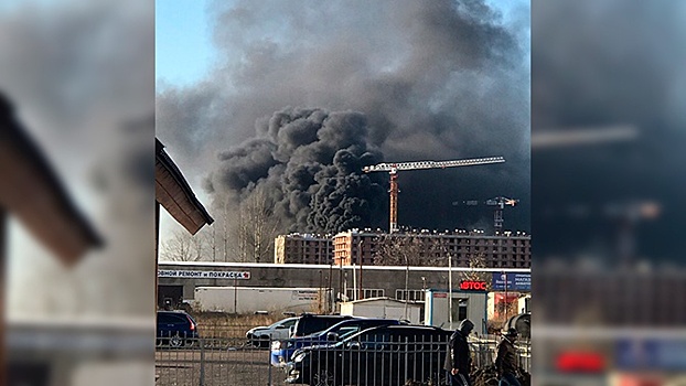 Небо Петербурга заволокло черным дымом из-за пожара в строящемся доме