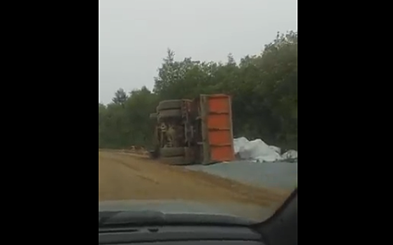 КамАЗ с цементом перевернулся на Сахалине