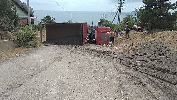 В Севастополе перевернувшаяся фура на полдня перекрыла проезд к морю