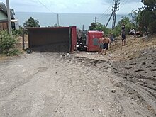 В Севастополе перевернувшаяся фура на полдня перекрыла проезд к морю