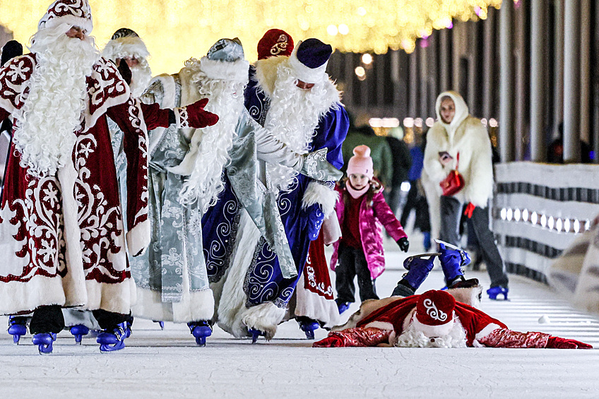 Деды Морозы на льду катка на Царской набережной музея-заповедника "Коломенское", декабрь 2025 года