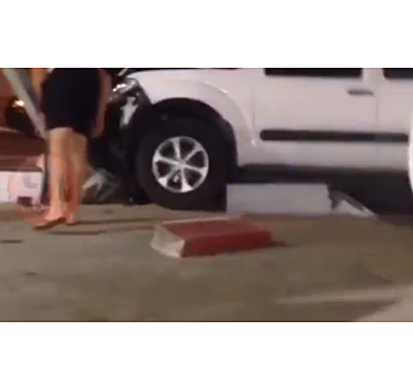 В Сочи пикап врезался в заправку. Видео