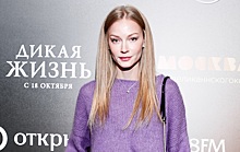 Ходченкова пришла на премьеру «Дикой жизни» в фиолетовом свитере oversize и кожаной юбке, а Летучая — в нуарном тренче