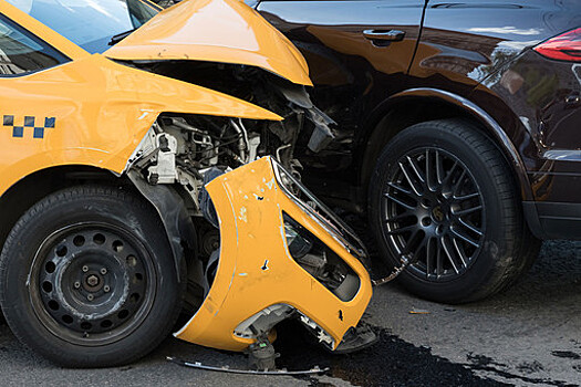 В Пензе автомобиль такси влетел в столб, погиб пассажир