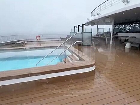 Свыше 20 россиян находятся на судне, прервавшем путешествие в Антарктиду