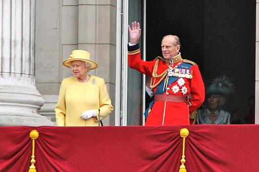 Королева Елизавета поделилась архивным фото с принцем Филиппом