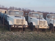 В Майкопе продают несколько десятков редких новых грузовиков ЗИЛ 133