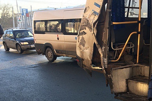 В Самаре на площади Кирова два ПАЗика не поделили дорогу