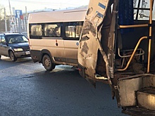 В Самаре на площади Кирова два ПАЗика не поделили дорогу