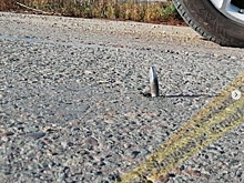 Торчащие из дороги шипы возмутили автомобилистов в Уссурийске