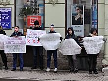 Полиция отказалась возбуждать дело на авторов надписи «штаб педофилов» на питерском офисе Навального