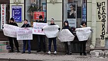 Полиция отказалась возбуждать дело на авторов надписи «штаб педофилов» на питерском офисе Навального