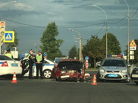 Заниженный ВАЗ 2105 протаранил полицейскую машину в Колпино
