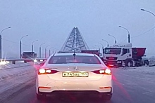 Фуру развернуло на Бугринском мосту в Новосибирске