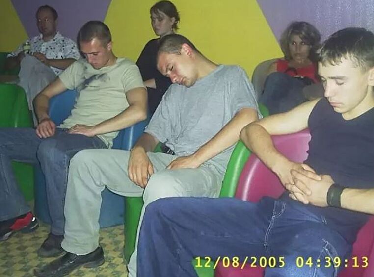 А иногда, устав от веселья скромно засыпали на стульях… Наверняка это те, кто постеснялся позвать даму своего сердца на медленный танец   