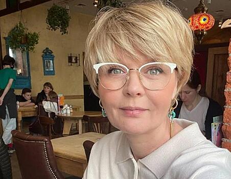 С внуками и зятем: Меньшова запечатлела 79-летнюю Алентову в узких шелковых брюках в ресторане