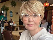 С внуками и зятем: Меньшова запечатлела 79-летнюю Алентову в узких шелковых брюках в ресторане