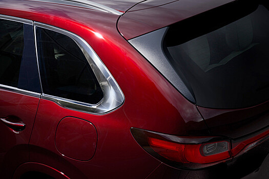 Новый престижный кроссовер Mazda CX-80 показался живьем