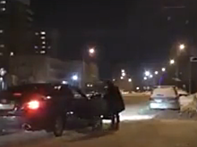 Водитель остановился подвезти привлекательную девушку, а та оказалась угонщицей