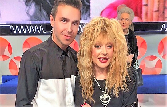 Свободная блуза, яркий макияж и крупные украшения: Алла Пугачева в total black образе побывала на съемках