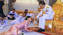Давайте заглянем в отель, где монарх Тайланда сидит на карантине вместе с гаремом