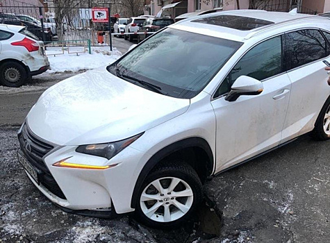 В центре Самары колесо иномарки ушло под асфальт