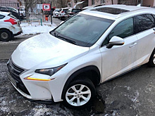 В центре Самары колесо иномарки ушло под асфальт