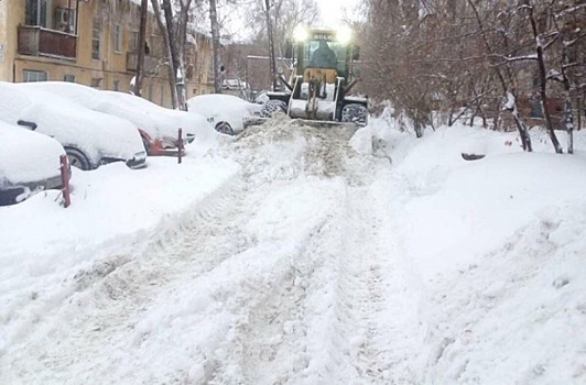Жители Красной Глинки добились вывоза снега у ДКиТ "Искра"