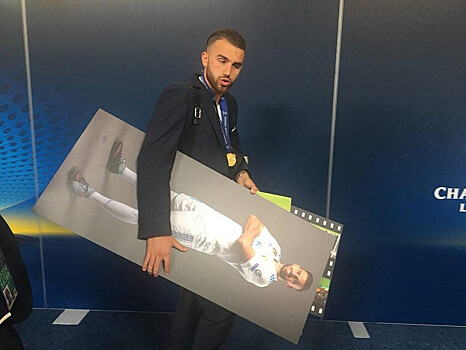 Начо забрал на память плакат с собственным изображением со стадиона в Киеве