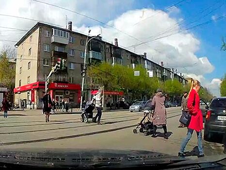 В Екатеринбурге водитель, припарковавшийся на переходе, избил пешехода за замечание: видео
