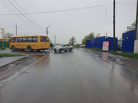 Не заметил: в Ростовской области иномарка влетела в автобус