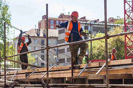 Мигранты получают по 250 тысяч рублей в Новосибирске