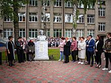 В курской школе №43 торжественно открыли Тимуровский сквер