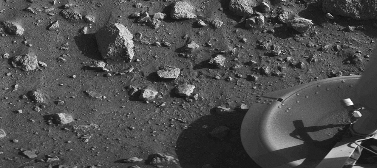 Первое изображение с поверхности Марса, переданное спускаемым аппаратом NASA Viking 1, 20 июля 1976 года