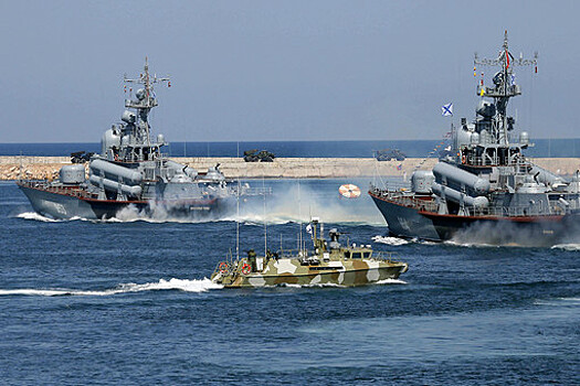 Экс-командующий ЧФ Комоедов назвал рассредоточение флота нормальной практикой