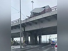 В Петербурге грузовик пробил ограждение КАД и повис