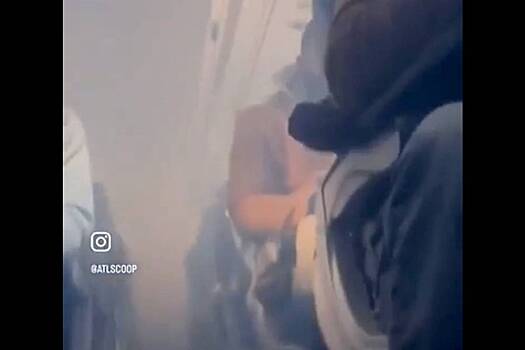 Пассажиры сняли на видео густой дым в салоне летящего самолета