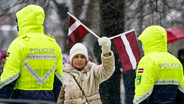 Отыгрываются на пожилых: как из Латвии выгоняют «нелояльных»