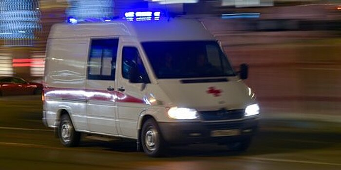 Водитель легкового автомобиля сбил человека на пешеходном переходе на западе Москвы