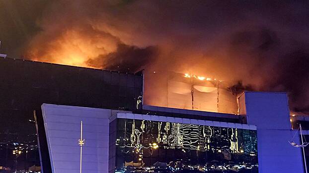 ТАСС: Крыша горящего концертного зала «Крокус Сити Холл» рушится