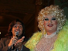 Травести-дива Наполи защитила спевшего гимн России с флагом ЛГБТ Бомбу Киберсиси