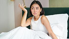 Специалисты по сну назвали вещь, которую никогда не делают в постели