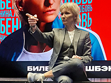 Арбенина на встрече с журналистами легла на пол и начала отжиматься