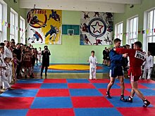 На Кубани чемпион мира Федор Дурыманов провел в станичной школе мастер-класс по самбо и подарил детям татами
