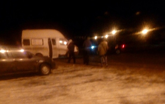 На скользкой дороге в Советском районе Волгограда столкнулись маршрутка и такси