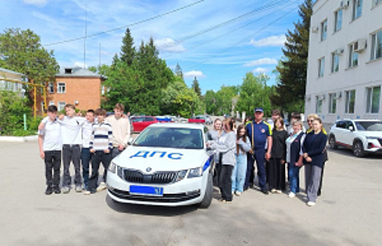 Полицейские и общественники Самарской области в рамках акции «Будь в форме» продолжают проводить профориентационные мероприятия со школьниками