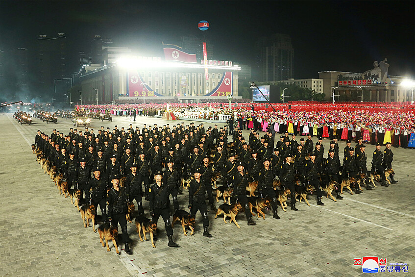 Марширующий отряд со служебными собаками на площади Ким Ир Сена в Пхеньяне, 2021 год