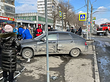 В Челябинске автомобиль после ДТП вылетел на тротуар и сбил мать с маленькой дочкой