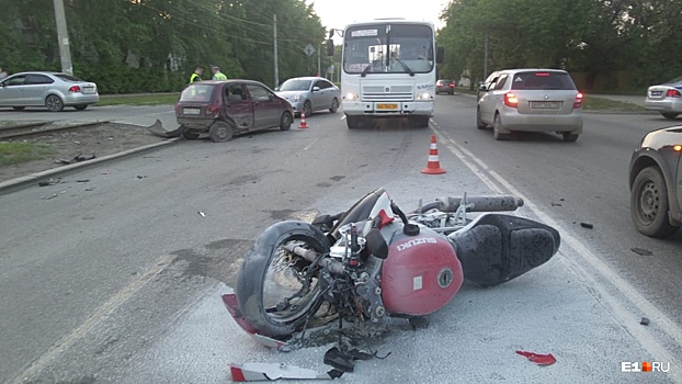 На Вторчермете мотоциклист влетел в не пропустивший его Daewoo Matiz и попал в больницу с переломами