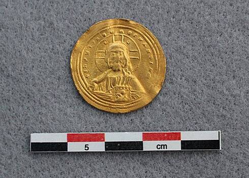 Кладоискатель нашел редчайшую золотую монету возрастом около тысячи лет
